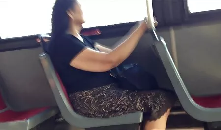 مدل روسی با بیدمشک و لبخند سکسایرانی چاق بازی می کند.