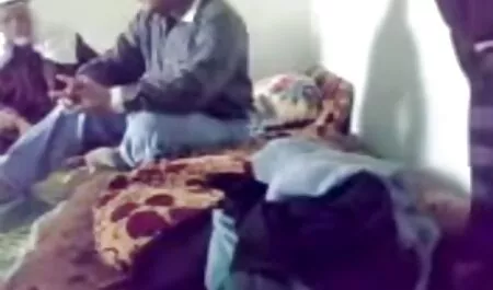 رابطه جنسی تصاویرسکسی چاق با یک دختر درمانده.