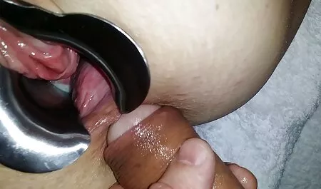 ماساژ آلت تناسلی فیلم سکس با زن چاق مرد با کلاه.