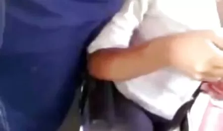 سبزه ای با لباس سکس زنان چاق خارجی قرمز جلوی یک وب کم رقص و پریشان می شود