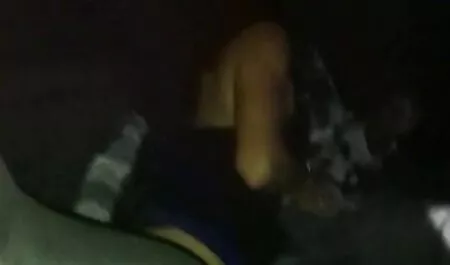 دختری با بدن زیبا پاهایش را در کنار فلم سکس زن چاق استخر پخش کرد.