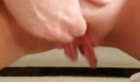 کوتی با یک dildo مکانیکی دانلود سوپر زن چاق روی نیمکت خودارضایی می کند