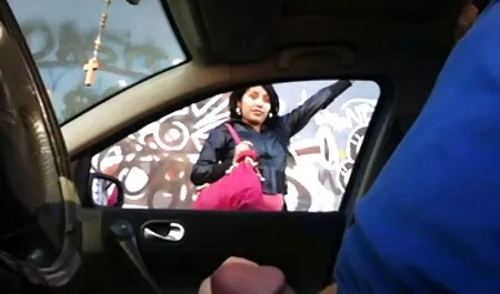 عاشق کلاه مادر را در جوراب مشکی روی بشکه ضخیم سکس زن چاق چله می کشد