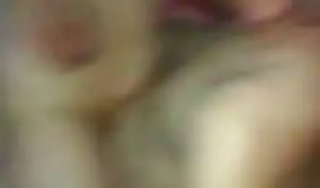 تریشا پارك الاغ خود را روی یك خروس بزرگ مالیده و آن را روی یك صندلی فرش می خورد تصاویرسکسی چاق