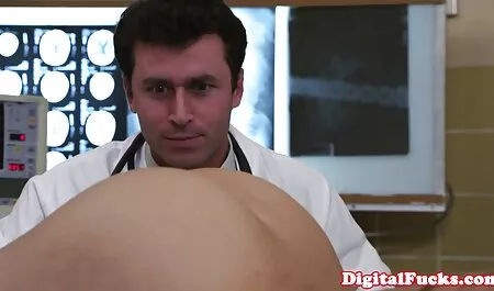 عروسک فیلم سکسی دختر چاق ورزشی یک خروس بزرگ را می خورد و در گربه می رود