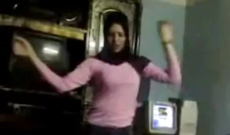 نوجوان سرخ جوان نوازشگرانه خود را نوازش می کند. عکس سکسی چاق و چله