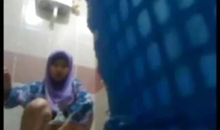 سبزه کلاه را با انگشتان و کیرمصنوعی برداشته و کلیپ سکسی زن چاق استمناء می کند