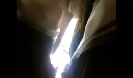 لاتینا رز مونرو ، که به عنوان خدمتکار در مهتاب می درخشد و روی کلاه خیس پرتاب کلیپ سکس زن چاق می کند