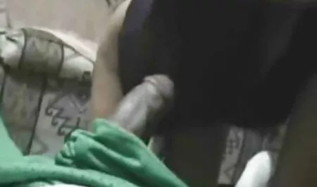 خروس بزرگ در دانلودسکس چاق کس و دهان لگد می زند.