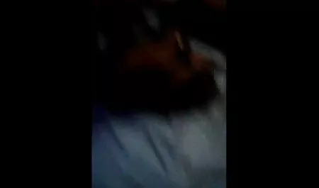 دختری در شورت سفید انتهای یک مرد در اتاق چاق چله سکسی خواب را مکش می کند