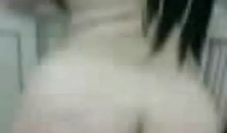 جوان اسپانیایی روی تختخواب ، مرد سفید پوست را با ریش فیلم سوپر خارجی چاق خوشحال می کند