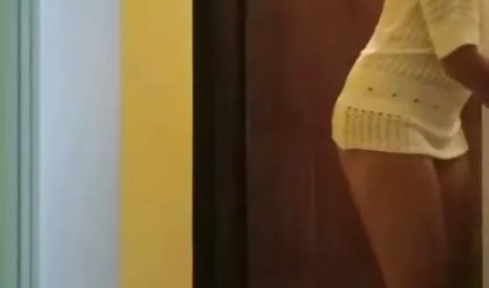یک نگهبان جوان طاسی در مردی که بازنشسته است سوپرایرانی چاق ، در واژن خیره می شود