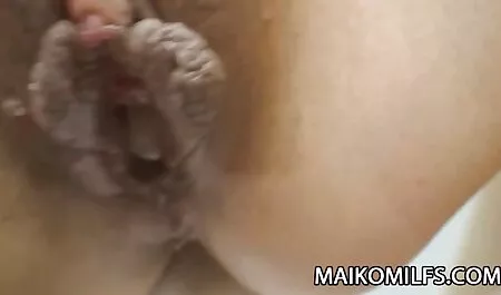 یک سبزه بالغ در یک آویز گردن و جوراب های سفید توسط یک شوهر با یک دوست در یک دایره قرار گرفت فیلمسکسی زنان چاق