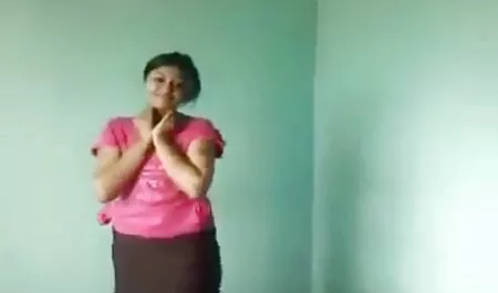 زن جوان Assed الاغ را با بادمجان ضخیم استمناء می کند و به ارگاسم جت فیلم گاییدن زنان چاق می رسد