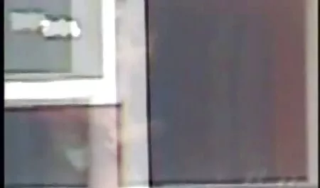 خانم در جوراب مشکی ، جلوی شورت چاق چله سکسی را شکست می دهد
