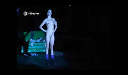 Prankster Busty در تیشرت های سایت سکسی زنان چاق آبی رنگ جلوی وب کم