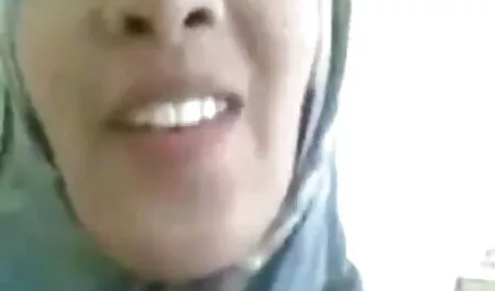 دو فلم سیکس چاق دختر بوسه می زنند و یک دوست در حال حاضر لعنتی است.