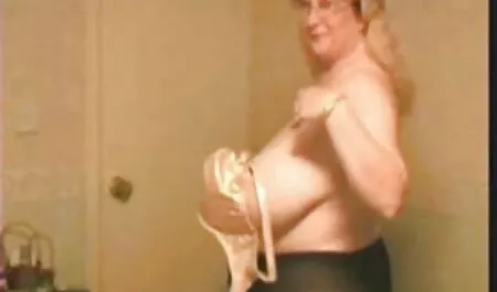 الاغ بزرگ MILF در جوراب ساق بلند سیاه و سفید فیلم پورن زنان چاق کیر الاغ بزرگ خود را بر روی تخت قرار داده است