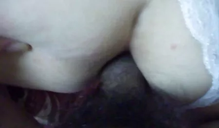 سبزه در شلوارهای شلوار کبود در کنار درب ، باسن را دانلود فیلم سکسی زنهای چاق به صورت ریتمیکی چرخانده است