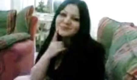 مرد دختر جوان را در یک تخت بزرگ سکس سکسی چاق سفید لعنتی