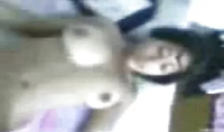 کنزیا پاهایش را گسترش می پورنچاق دهد.