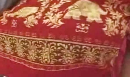 دختران با یک خروس بزرگ مردی سوپرایرانی چاق را صدا می کردند.