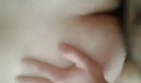 چربی MILF کاملاً روی چمن چسبیده و دست خود را در کلاه کلیپ سکسی زن چاق مودار خود قرار می دهد