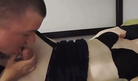 فاکر یک مادر روی میز آشپزخانه را در سکس چاق مودار یک تی شرت آبی رنگ دارد